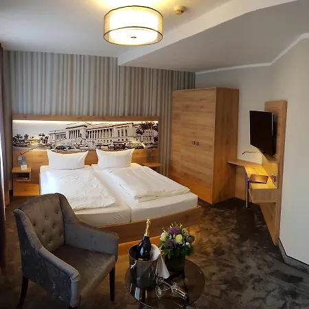 Schwarzer Adler Отель Стендаль