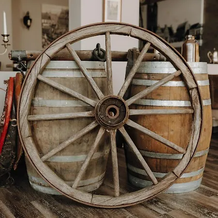 Schwarzer Adler Отель