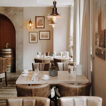 Schwarzer Adler Отель Стендаль